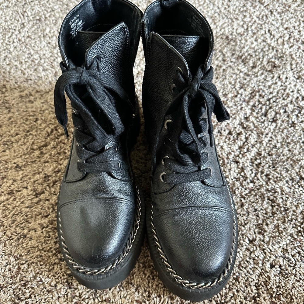 Women’s Vince Camuto Black Leather Lace-Up Boots. Size 6